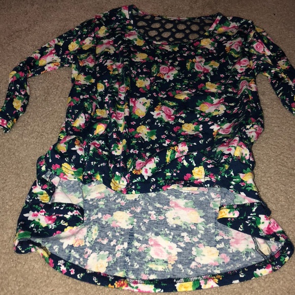 Quarter sleeve flowy floral shirt - Picture 2 of 3